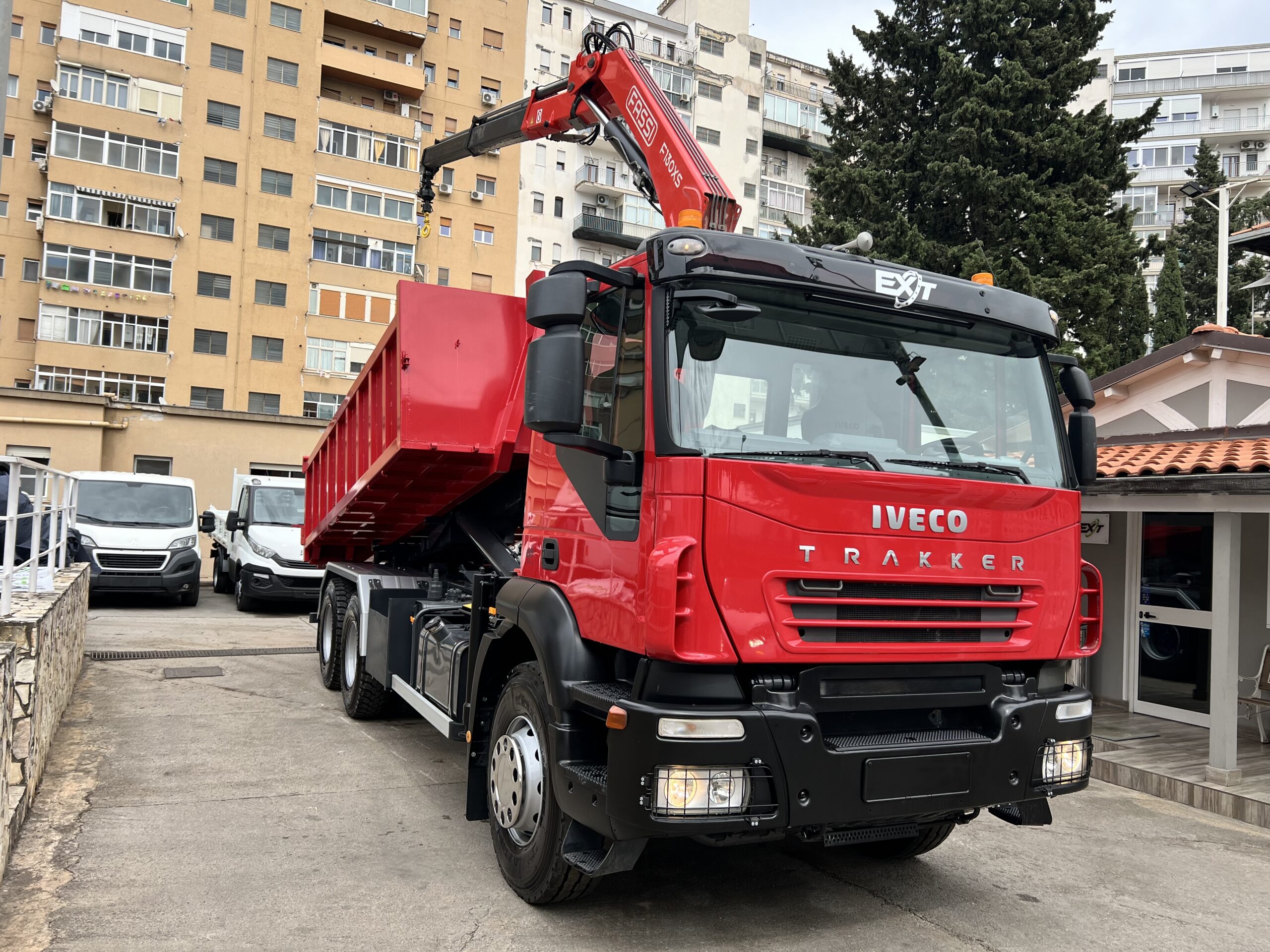 Iveco AD260T410 TRAKKER scarrabile e gru